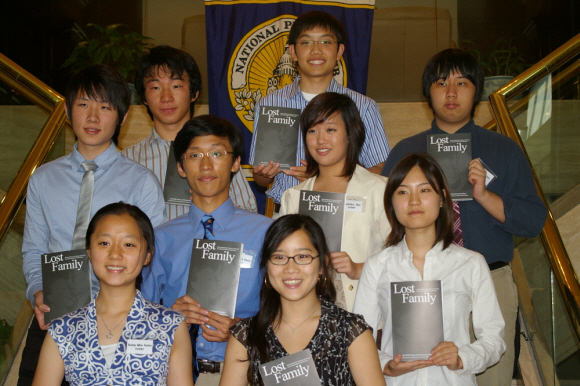 미국 거주 이산가족들의 사연을 담은 책 ‘잃어버린 가족(Lost Family)’을 펴낸 한인 학생 9명. 한인 이산가족을 위한 목소리 제공