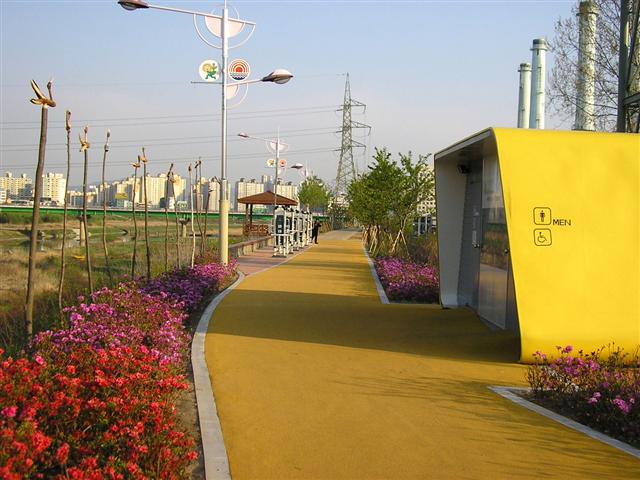 양천구가 안양천 제방을 주민들이 운동하고 쉴 수 있는 산책로로 탈바꿈시켰다. 양천구 제공