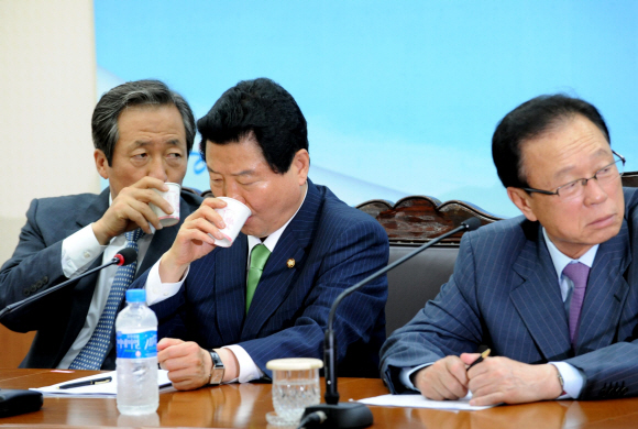 한나라당 안상수(가운데) 원내대표와 정몽준(왼쪽) 최고위원이 24일 여의도 당사에서 열린 최고위원·중진 연석회의에서 참석자의 발언을 들으며 물을 마시고 있다. 오른쪽은 박희태 대표. 이호정기자 hojeong@seoul.co.kr