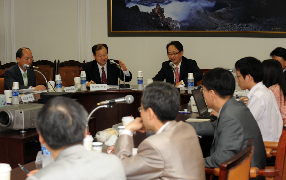 24일 본사 6층 회의실에서 열린 30차 독자권익위원회 회의에서 위원들이 최근 본지에 보도된 국제 및 외교, 북한 기사에 대해 의견을 나누고 있다. 도준석기자 pado@seoul.co.kr