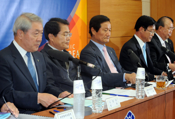 윤증현(왼쪽 세번째) 기획재정부 장관 등 관계부처 장관들이 25일 정부과천청사에서 올 하반기 경제운용 방향을 설명하고 있다. 이언탁기자 utl@seoul.co.kr