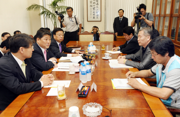 한나라당이 소집한 6월 임시국회 개회를 하루 앞둔 25일 국회 환경노동위원회 여야 간사단과 양대 노총 사무총장 등이 국회에서 5인 연석회의를 갖고 비정규직법 처리 문제를 논의하고 있다. 이호정기자 hojeong@seoul.co.kr