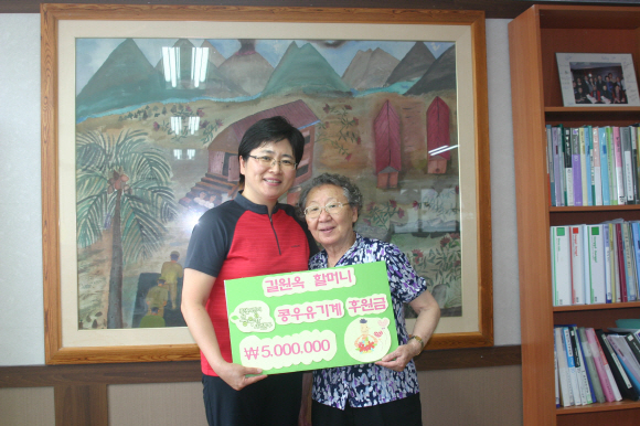 길원옥 할머니(오른쪽)