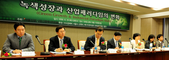 25일 서울 중구 프레스센터에서 ‘녹색성장과 산업패러다임의 변화’를 주제로 열린 그린에너지 포럼에서 발표자들이 참석자의 질문에 답하고 있다. 손형준기자 boltagoo@seoul.co.kr