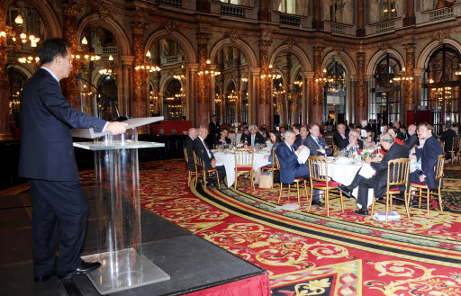 한국의 밤 만찬  한승수 국무총리가 24일(현지시간) 프랑스 파리에서 열린 경제협력개발기구(OECD) 각료이사회를 마친 뒤 한국의 각료이사회 의장직 수임을 기념하는 ‘한국의 밤’ 만찬 행사를 주재하고 있다. 국무총리실 제공