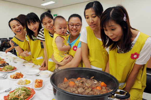 한국에 둥지를 튼 다문화 여성들이 22일 경기도 용인 백암농협에서 열린 ‘다문화 여성대학’의 전통요리 배우기 프로그램에 참여해 갈비찜 요리를 배우면서 즐거워하고 있다.  도준석기자 pado@seoul.co.kr
