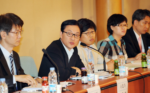 한나라당 정두언(왼쪽에서 두번째) 의원이 26일 국회 의원회관에서 열린 ‘중산층과 서민 경제를 위협하는 사교육과의 전쟁, 어떻게 이길 것인가’라는 주제의 토론회에서 사회를 보고 있다. 이호정기자 hojeong@seoul.co.kr