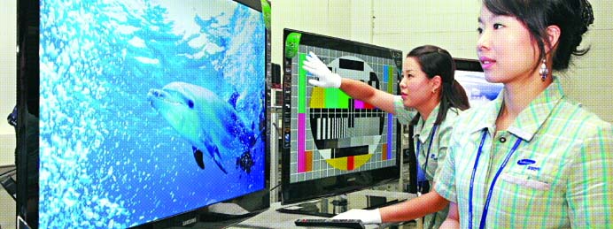 26일 삼성전자 수원공장에서 직원들이 LED TV 화질을 꼼꼼히 살피며 최종 출하검사를 하고 있다. 삼성전자 제공