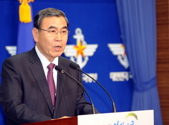 이상희 국방장관이 26일 오후 서울 용산 국방부 브리핑룸에서 ‘국방개혁기본계획’ 수정안을 발표하고 있다. 김명국기자 daunso@seoul.co.kr