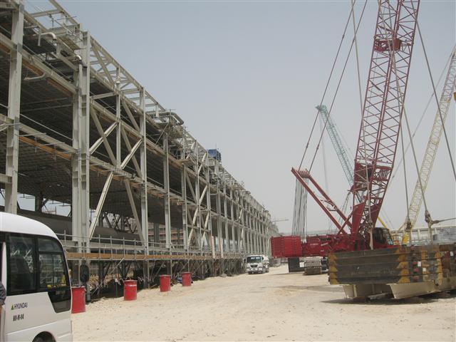 카타르 수도 도하 인근에 있는 라스라판 공업단지의 ‘발전·담수 복합발전소’ 현장. 하루에 2730㎿의 전력과 28만 6000t의 물을 생산하게 될 이 곳은 현대건설이 공사를 맡아 내년 4월 완공을 목표로 하고 있다. 현대건설 제공