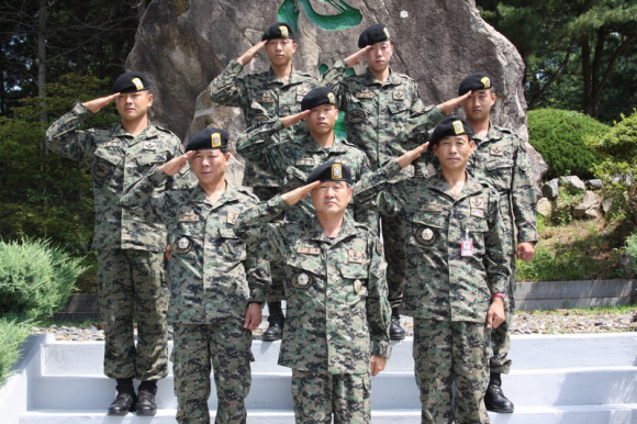 특전사 7공수 여단에서 근무하고 있는 4쌍의 부자(父子)가 경례를 하고 있다. 육군 제공