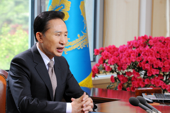 이명박 대통령은 29일 라디오 연설을 통해 한반도 대운하를 임기 내에 추진하지 않겠다고 공식 선언했다. 사진은 이 대통령이 지난 5월1일 청와대에서 라디오 연설을 녹음하는 모습. 서울신문 포토라이브러리