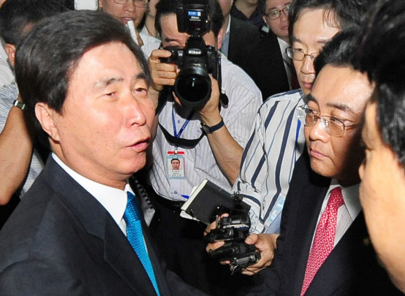 국회 문화체육관광방송통신위 위원장인 고흥길(왼쪽) 한나라당 의원이 29일 회의실 입구에서 농성 중인 민주당 전병헌(오른쪽 두번째)의원 등에게 이번 회기에 미디어 관련법을 처리하겠다고 밝히고 있다. 이호정기자 hojeong@seoul.co.kr