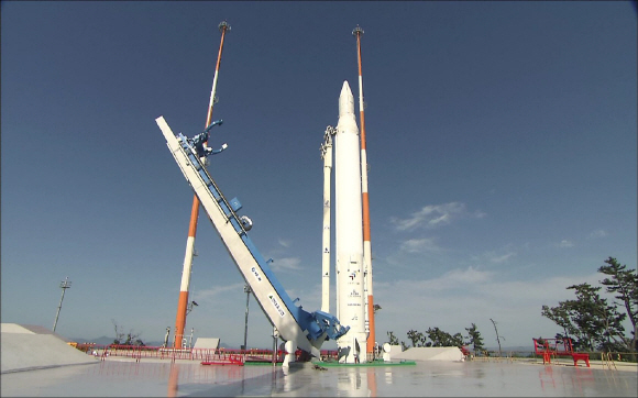 29일 전남 외나로도에서 발사대 인증시험 과정의 하나로 나로호에 연료와 산화제를 주입한 후 이렉터(erector)의 분리를 시험하고 있다. 영하 185도의 액체산소가 주입된 발사체의 표면엔 얼음이 얼어 있다. 교육과학기술부 제공