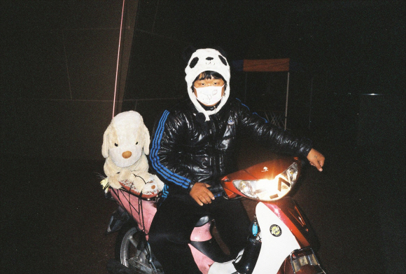 오석근 사진. 스트레스를 날리기 위해 오토바이를 타는 남학생. 오토바이 튜닝도 그렇지만 뒷좌석에 앙증맞은 강아지 인형이 웃음을 자아낸다.