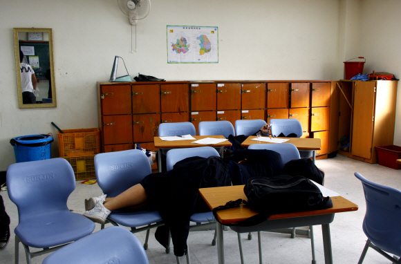 이지연 작품. 의자 4개를 붙여 단잠을 자고 있는 여학생, 너무 낯익은 모습이다. 그 뒤로 휴대전화로 문자를 보내는 학생의 손끝이 보인다.