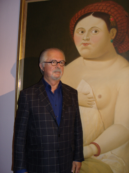 백발의 노신사 페르난도 보테로가 29일 라파엘의 원작 ‘젊은 여인의 초상’ 을 팽창되고 풍만하게 그려낸 자신의 그림 앞에서 설명을 하고 있다. 