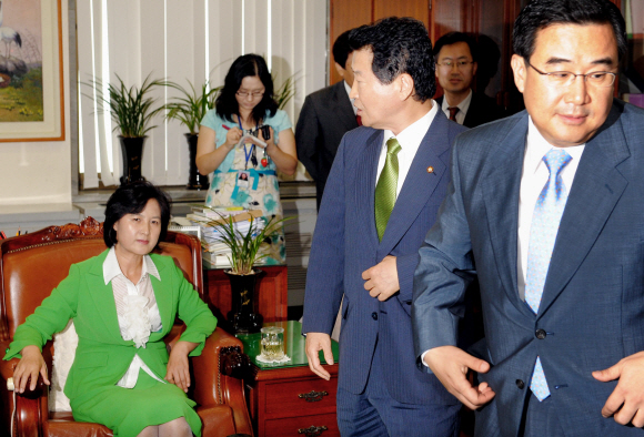 돌아선 여·야 한나라당 안상수(가운데) 원내대표가 30일 국회 환경노동위원장실에서 민주당 추미애(왼쪽 앉은 이) 위원장과 비정규직법 상정 문제를 놓고 설전을 벌인 뒤 자리를 뜨고 있다. 오른쪽은 한나라당 김정훈 원내 수석부대표. 이호정기자 hojeong@seoul.co.kr