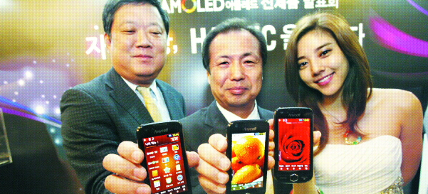 삼성전자는 30일 풀터치스크린폰 ‘햅틱 아몰레드(AMOLED)’를 선보이며 ‘보는 휴대전화’ 시대 본격 개막을 선언했다. 왼쪽부터 박재순 삼성전자 전무, 신종균 삼성전자 부사장, 가수 손담비. 삼성전자 제공