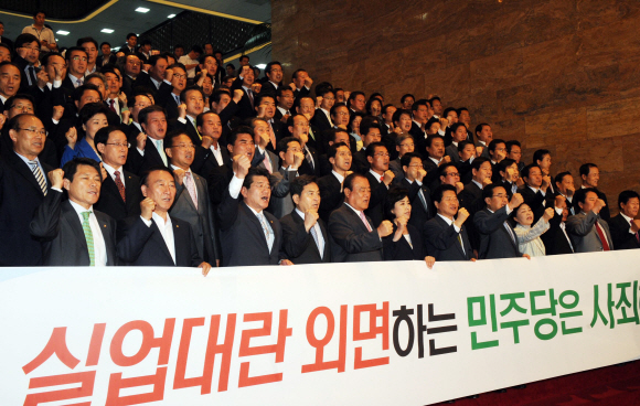 규탄 vs 규탄 한나라당 의원들이 30일 국회 본회의장 입구 계단에서 비정규직법 처리를 촉구하며 민주당을 규탄하고 있다. 이호정기자 hojeong@seoul.co.kr