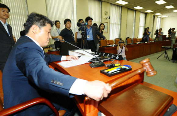 국회 환경노동위 소속 한나라당 간사인 조원진 의원이 1일 비정규직법 개정안을 비롯해 147건의 법률안 등을 민주당 소속 추미애 위원장과 야당 의원들이 불참한 가운데 위원장석에 앉아 기습 상정하고 있다.  이호정기자 hojeong@seoul.co.kr 