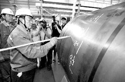 김준기 동부제철 회장이 1일 최초로 생산한 열연코일에 ‘세계제일’이라는 휘호를 쓰고 있다.  동부제철 제공 