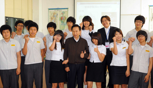 이명박(앞줄 가운데) 대통령이 3일 마이스터고로 지정된 강원 원주시 원주정보공고를 방문, 수업을 참관한 뒤 교사(뒷줄 오른쪽 두 번째) 및 학생들과 파이팅을 외치고 있다. 청와대 사진기자단