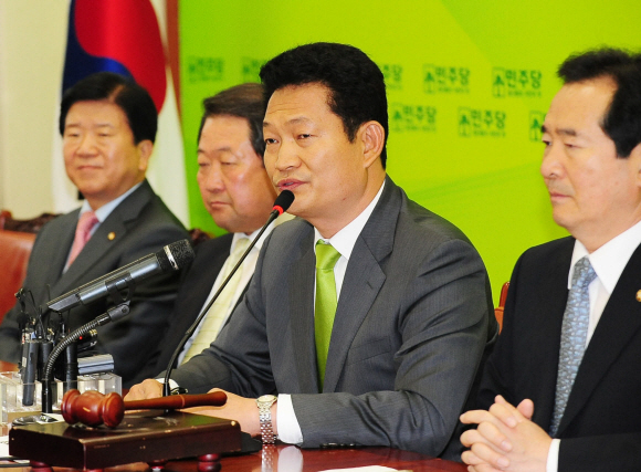 민주당 송영길 최고위원이 3일 오전 국회에서 열린 확대간부회의에서 천성관 검찰총장 후보자의 재산증식 의혹을 인사청문회서 철저히 규명해야 한다고 강조하고 있다. 오른쪽부터 정세균 대표, 송 최고위원, 박주선 최고위원, 박병석 정책위의장. 이호정기자 hojeong@seoul.co.kr