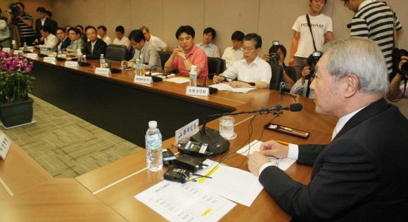 3일 오후 서울 장교동 서울지방노동청 회의실에서 이영희(오른쪽) 노동부 장관과 기업 인사부서장들이 간담회를 갖고 있다. 비정규직을 대규모로 고용하고 있는 기업들이 참석해 비정규직법 시행에 대한 정부 입장을 듣고 업체별 사정을 설명했다. 손형준기자 boltagoo@seoul.co.kr