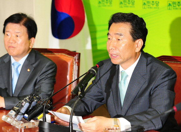 버티는 野  민주당 이강래(오른쪽) 원내대표가 7일 원내대책회의를 주재하며 비정규직을 정규직으로 전환할 수 있도록 근본 대책을 마련해야 한다고 촉구하고 있다.  이호정기자 hojeong@seoul.co.kr