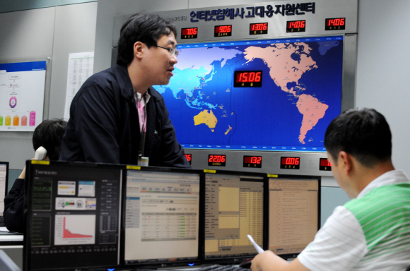 실시간 해킹 감시 청와대, 국방부 등 주요 국가기관의 동시 해킹공격으로 8일 특별감시체계에 들어간 서울 송파구 가락동 한국정보보호진흥원(KISA) 상황실 관계자들이 실시간 모니터링 등 분주하게 움직이고 있다. 류재림기자 jawoolim@seoul.co.kr