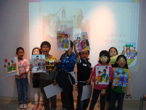 소마미술관에서 지난해 열린 어린이 미술학교에 참여한 초등학생들이 자신의 작품을 자랑하고 있다.  소마미술관 제공
