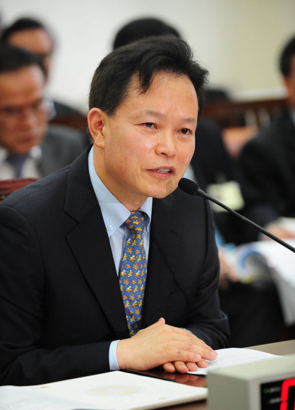 백용호 국세청장 후보자가 8일 국회에서 열린 인사청문회에서 국세청 개혁, 부동산 투기 의혹 등 의원들의 질의에 대해 답변하고 있다. 이호정기자 hojeong@seoul.co.kr