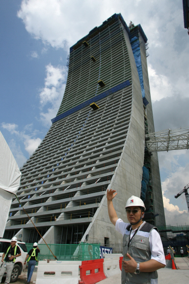 8일 싱가포르 마리나베이샌즈호텔이 상량식을 마치고 모습을 드러냈다.