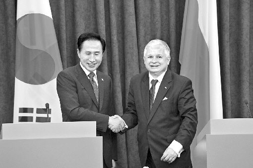 폴란드를 방문 중인 이명박(왼쪽) 대통령이 8일(현지시간) 바르샤바 대통령궁에서 레흐 카친스키 폴란드 대통령과 공동기자회견을 가진 뒤 악수하고 있다. 바르샤바 최해국특파원 seaworld@seoul.co.kr