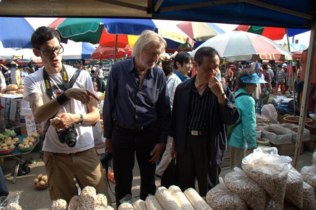 한국의 재래시장을 찾아 길거리 음식 등 다양한 한국 음식을 살펴보고 있는 프랑스 출신 천재 요리사 피에르 가니에르(가운데)의 모습. 