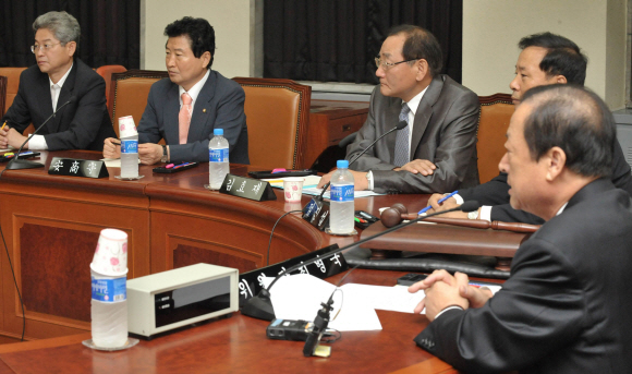 최병국(맨 오른쪽) 국회 정보위원장이 10일 국회에서 열린 국가정보원과의 긴급 간담회에서 인사말을 하고 있다. 여야 의원들은 북한의 디도스 공격 배후설과 관련, 엇갈린 반응을 보였다. 민주당은 간사인 박영선 의원만 참석했다. 이호정기자 hojeong@seoul.co.kr