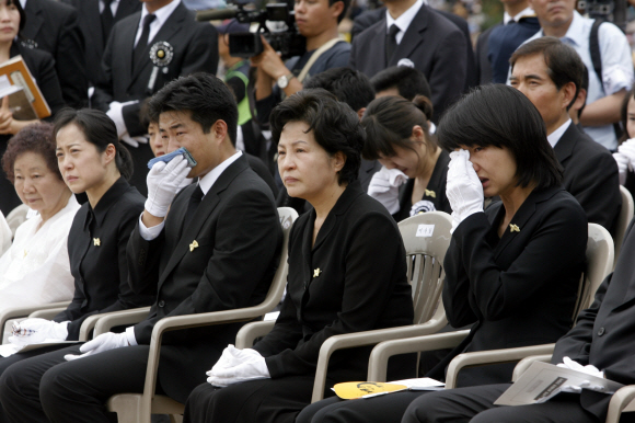 10일 경남 김해시 진영읍 봉하마을 봉화산 사자바위 아래 조성된 묘역에서 열린 고 노무현 전 대통령 안장식에서 권양숙(오른쪽 두번째) 여사와 아들 건호(오른쪽 세번째)씨, 딸 정연(맨오른쪽)씨 등 유가족들이 눈물을 흘리고 있다. 김해 안주영기자 jya@seoul.co.kr