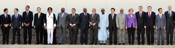주요 8개국(G8) 정상회담이 개최된 이탈리아 라퀼라 재정경찰 부사관학교에서 10일(현지시간) 이 지역 지진 피해자를 위로하는 현판식을 가진 뒤 G8·신흥 5개국(G5)·주요경제국포럼(MEF) 회원국 정상 및 아프리카개발뉴파트너십(NEPAD)·유엔 등 국제기구 대표 등이 기념촬영을 하고 있다. 왼쪽부터 프랑스 니콜라 사르코지·러시아 드미트리 메드베데프·미국 버락 오바마 대통령, 유엔 반기문 사무총장, 리비아 최고지도자 무아마르 카다피, 앙골라 두스 산투스·이집트 무하마드 호스니 무바라크·세네갈 압둘라예 와데, 브라질 룰라 다 시우바·나이지리아 우마르 야라두아·이명박·남아프리카공화국 제이컵 주마 대통령, 독일 앙겔라 메르켈·캐나다 스티븐 하퍼·영국 고든 브라운·일본 아소 다로·스웨덴 프레드리크 레인펠트 총리. 라퀼라(이탈리아) 최해국 특파원 seaworld@seoul.co.kr