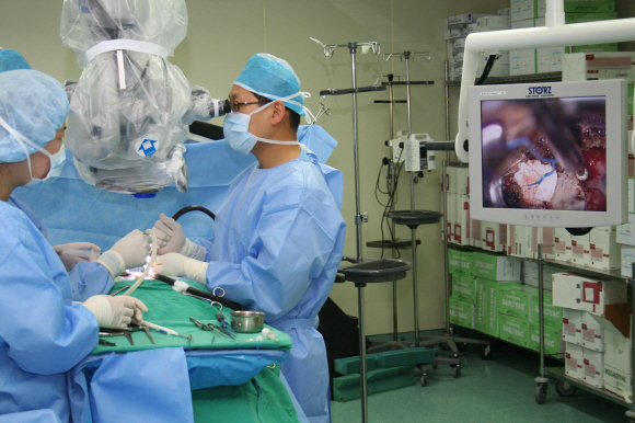 목디스크는 중추신경 등이 손상을 입을 수 있어 치료에 각별한 주의가 필요하며, 그런 만큼 수술도 숙련된 의료진으로부터 받는 것이 보다 안전하다. 사진은 목디스크 수술 장면.  우리들병원 제공