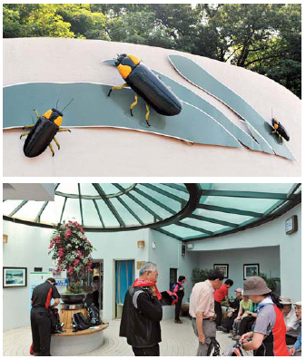 광교산 입구의 반딧불이 화장실 외관(위)과 내부.