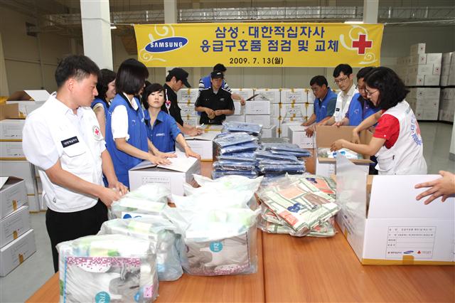 삼성그룹 임직원들과 대한적십자사 직원들이 13일 충북 음성 대한적십자사 혈장분획센터 물품창고에서 긴급구호키트를 만들고 있다. 삼성사회봉사단 제공