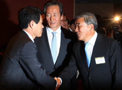 한나라당 이재오(오른쪽) 전 의원이 13일 서울 흑석동 중앙대학교에서 열린 동북아 미래포럼 국제학술대회에 참석, 기조연설을 한 뒤 같은 당 이군현(왼쪽) 의원과 악수하고 있다. 가운데는 정몽준 당 최고위원. 연합뉴스