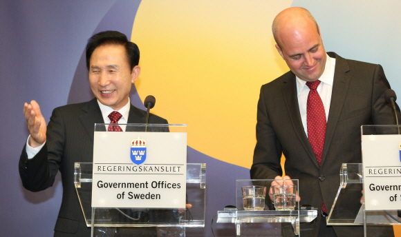 스웨덴을 공식 방문 중인 이명박(왼쪽) 대통령이 13일 총리실에서 프레드리크 레인펠트 스웨덴 총리와 공동기자회견을 하는 도중 한·유럽연합(EU) 자유무역협정(FTA)에 관한 질문을 받자 환하게 웃으며 답변하고 있다. 스톡홀름(스웨덴) 최해국특파원 seaworld@seoul.co.kr