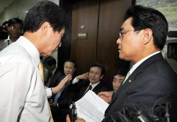 국회 문방위 민주당 간사인 전병헌(오른쪽) 의원이 13일 한나라당이 미디어 관련법을 일방적으로 처리하려 한다며 같은 당 의원들과 문방위 회의장 문을 막고 고흥길 위원장에게 항의하고 있다. 안주영기자 jya@seoul.co.kr