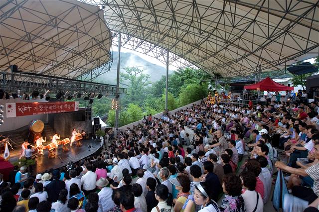 지난해 7월 열린 거창국제연극제 개막식에서 야외극장을 꽉 메운 관객들이 공연을 즐기고 있다.