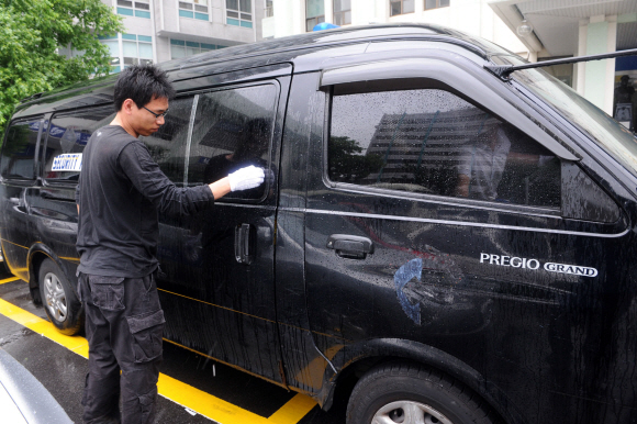 현금수송업체의 한 직원이 사건을 수사 중인 종로경찰서에서 사고 차량을 점검하고 있다. 도준석기자 pado@seoul.co.kr