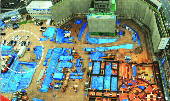 서울 중구 태평로1가 서울시 신청사 건립공사 현장. 공사 현장의 왼쪽 점선 안이 유물 발굴지점이다.  도준석기자 pado@seoul.co.kr