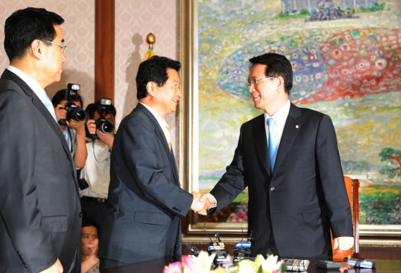 김형오(오른쪽) 국회의장이 14일 미디어 관련법 등의 직권상정을 요청하기 위해 의장 집무실을 찾은 한나라당 안상수 원내대표와 악수하고 있다. 이호정기자 hojeong@seoul.co.kr