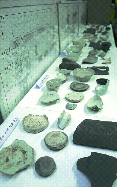 서울 중구 태평로1가 서울시 신청사 건립부지에서 발견된 조선시대 후기와 일제강점기의 유물들. 분청사기와 백자, 도기, 기와류, 일본사기, 유리편 등 100점에 이른다.